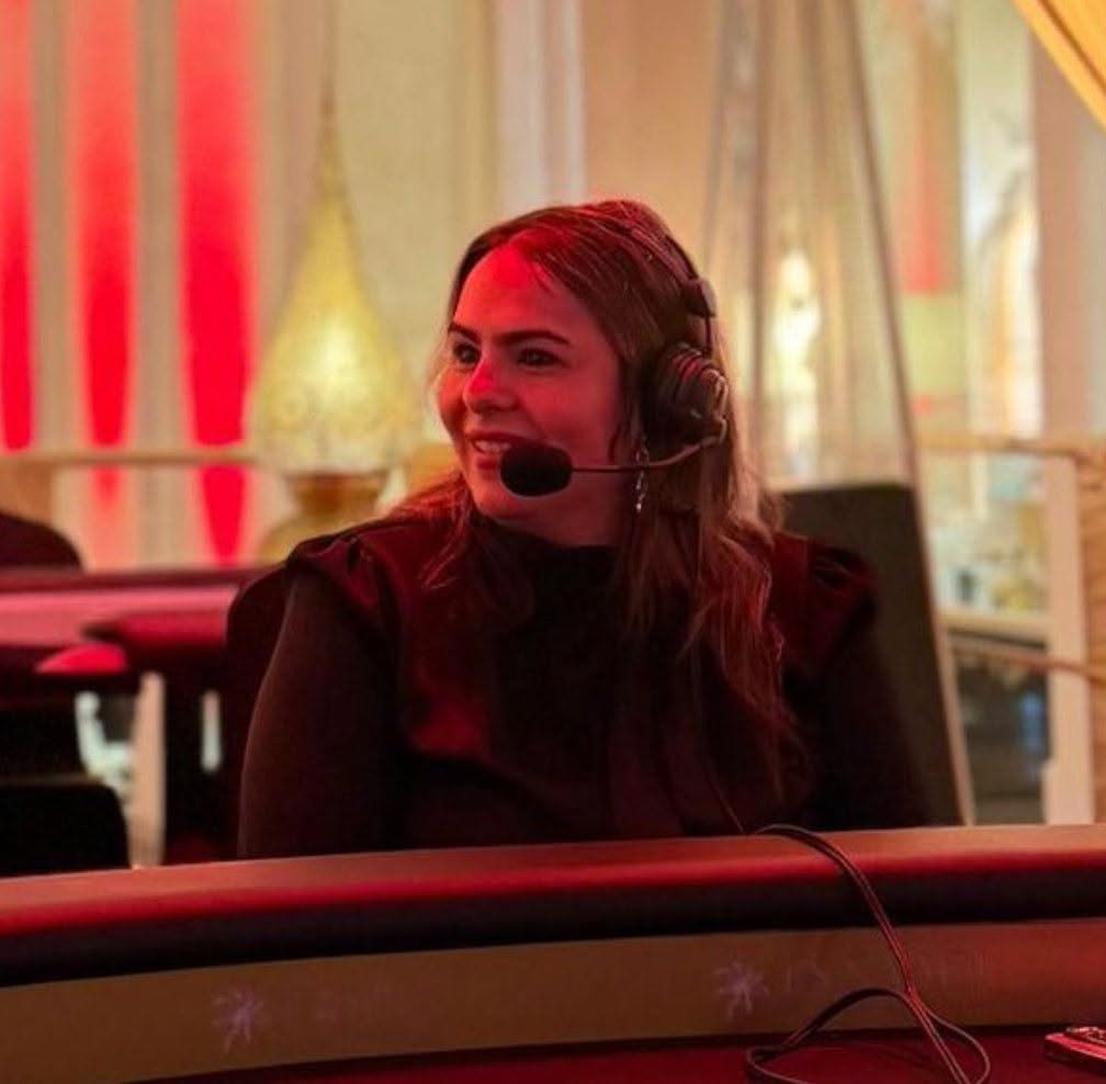 Audrey Verlomme lors d’une prise de parole avec un micro
